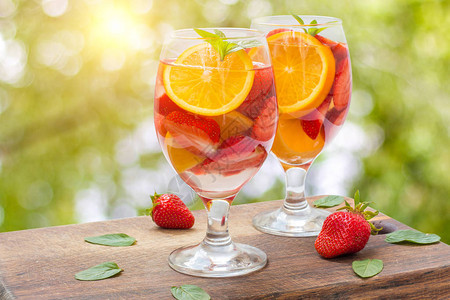 草莓柠檬水配橘子背景模糊图片