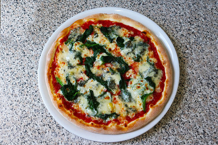 比萨菠菜和戈贡佐拉意大利食物图片