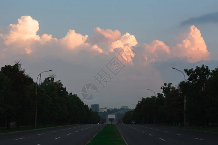 乡边傍晚的郊区公路天空图片