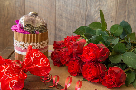 情人节背景与红玫瑰和心情人节餐桌位设图片