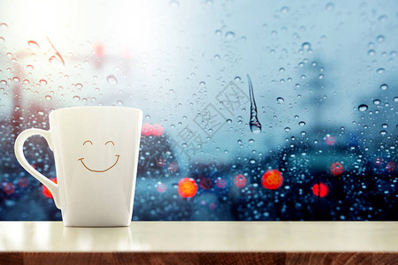 玻璃窗内桌子上笑脸的快乐咖啡杯背景图片