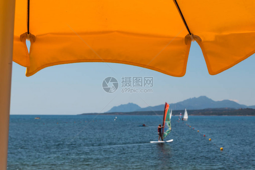 夏季海滩黄滩伞状风雪图片