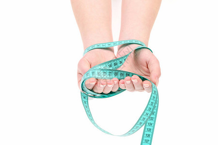 用于测量女双手作为饮食和体重管理象征的磁带图片