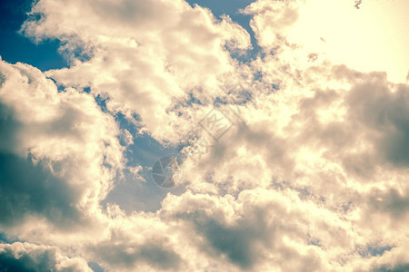天空云彩有云彩和太阳的天空定调子图片