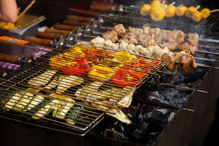 美味的蔬菜和肉类烧烤开放式烤架图片