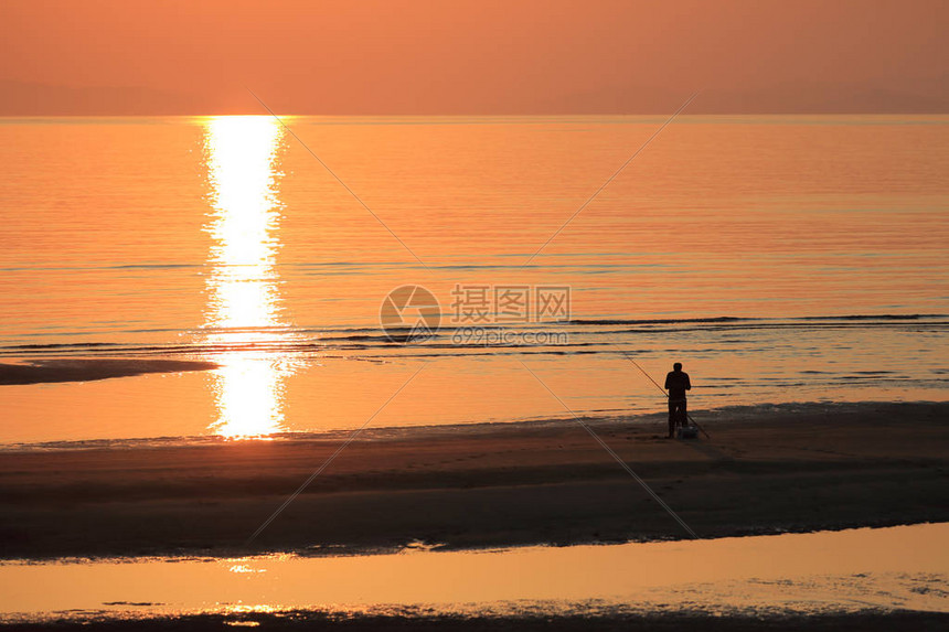 热带海滩和海滨上美丽的日落图片