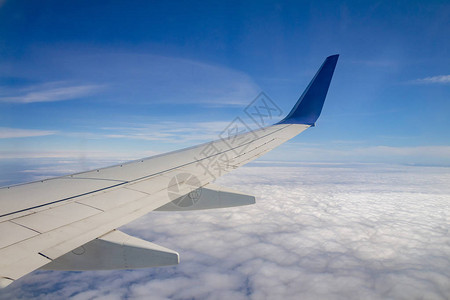 空中飞机翼在天空和图片