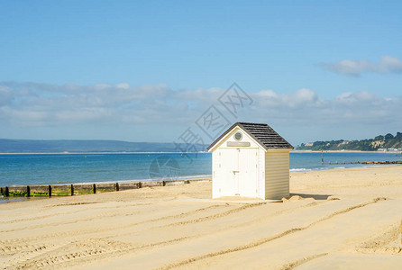 海滩上有彩色房屋通往夏季小屋的多彩门海图片