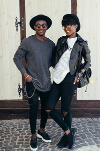 夏天在街上的时尚年轻非洲夫妇图片