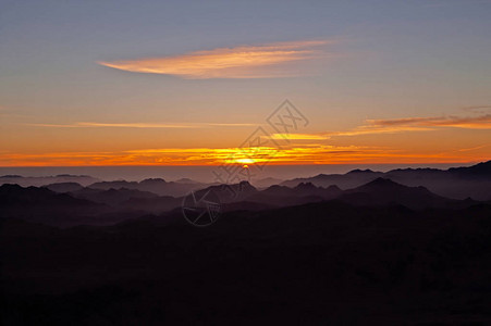 洱海夕阳日出时西奈山圣地的全背景