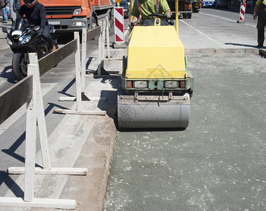 修复城市公路上的沥青路面用滚筒铺设沥图片