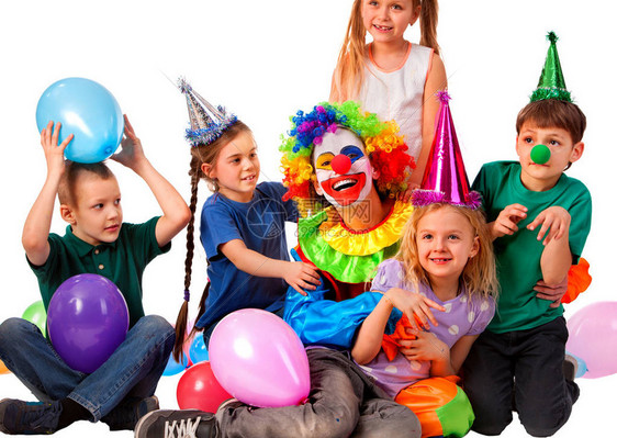 生日儿童小丑和孩子们一起玩戴着派对帽的孩子拿着气球生日快乐一群人在白色背景上为相机摆姿势的乐趣幼儿园图片