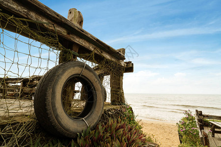 海边栅栏和轮胎图片