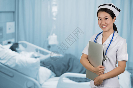 亚洲护士拿着笔记本和背景图片