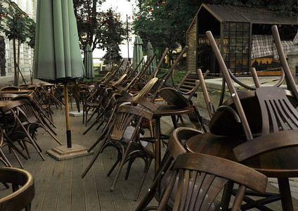 暑期餐厅附近的空椅子图片