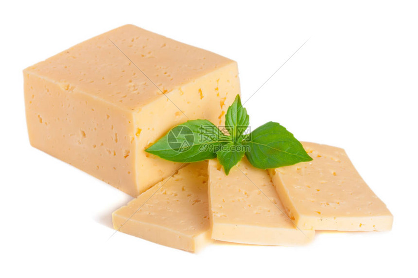 奶酪与罗勒叶孤立在白色背景上图片