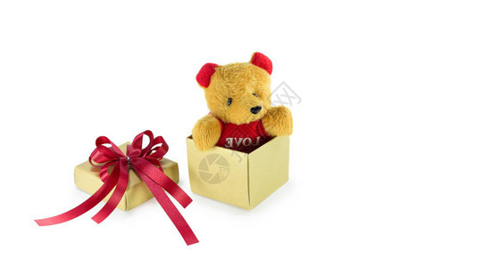 泰迪熊在礼物盒里在白色背景上与图片