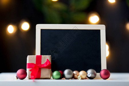 包礼物圣诞球和白黑板图片