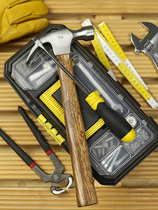 木头上的工具和工具箱图片