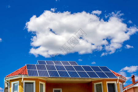 太阳面板在红色屋顶上反射背景图片