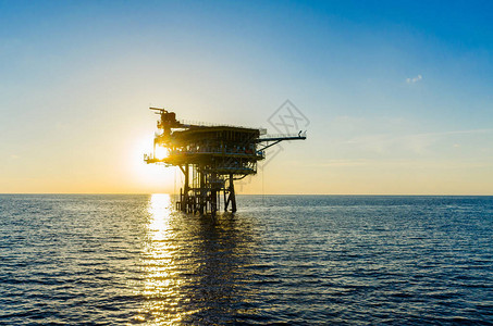 近海工业石油和天然气生产石油输管单图片