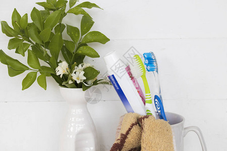 口腔牙刷和洗手间白牙膏的口腔牙刷中图片