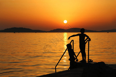 在亚得里亚海的日落图片