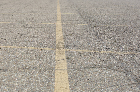 黄线标出沥青地段的停车位图片