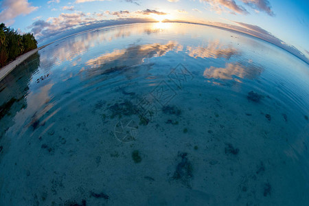 波利尼西亚白沙滩热带天堂的日落图片