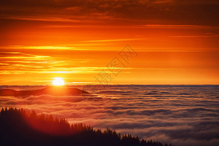 日出在山和雾的鸟瞰图图片