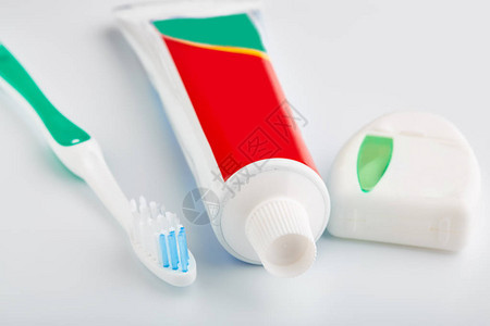 牙刷和牙膏上白色孤立牙线健康和牙齿卫生个人卫生一张健康的嘴巴浴图片
