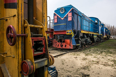 修旧列车维修车间的俄罗斯等图片