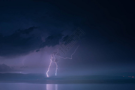 夜间闪电暴风雨天气图片