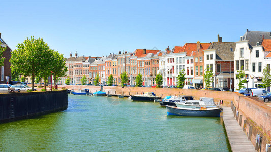 荷兰米德尔堡的景象运河上漂亮的房子图片