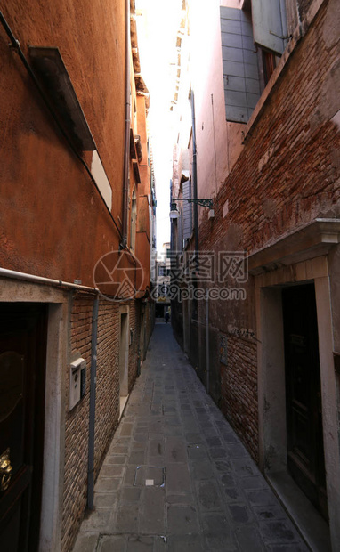 意大利威尼斯高楼之间狭小的街道图片