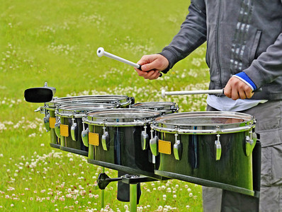 鼓手和三叶草场上演奏鼓手的图片