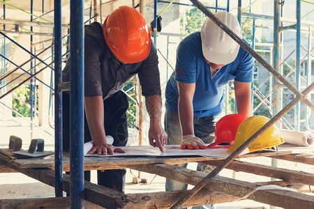 建筑概念工程师和建筑师在建筑工地作图片