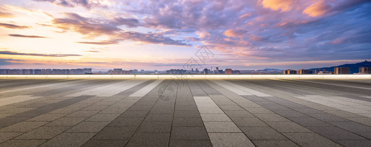 杭州断桥天空中带有杭州城市背景