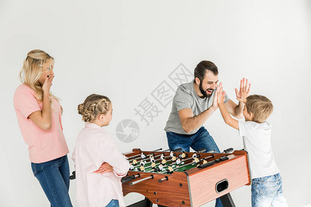 有两个孩子玩足球孤立在白边上与两个小图片