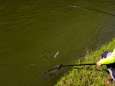 在河上主动旋转钓鱼图片
