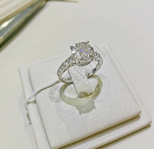 美丽的奢华婚礼钻石银戒指图片