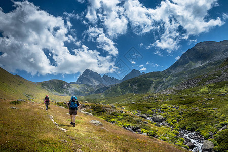 两名身份不明的徒步旅行者背着大背包在Kackarlar山上徒步旅行卡山脉是土耳其东部黑图片