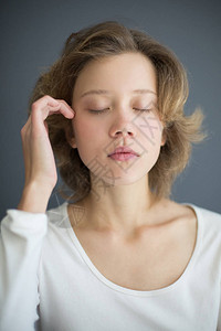 感觉上美丽的女人的肖像深思熟图片