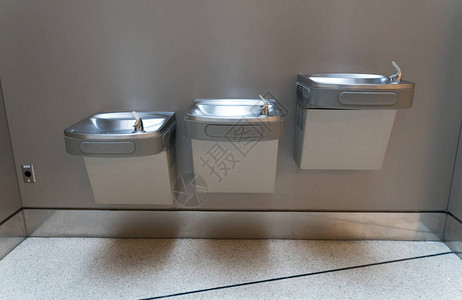 在国际机场为旅客提供饮用水或饮水机公图片