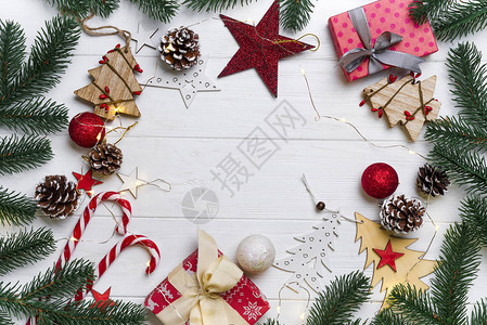 圣诞冷杉树枝糖果礼品盒松果和木制圣诞树图片