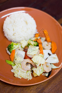 用西兰花卷心菜和胡萝卜煎的新鲜虾子图片