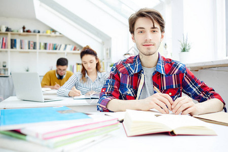 勤奋的大学生逐图片