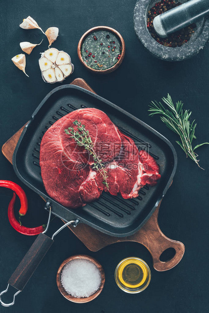 烤锅上牛排的顶部视图周图片