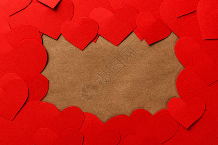 情人节背景黑木头桌上的红纸图片