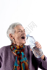 喝水的老妇人图片